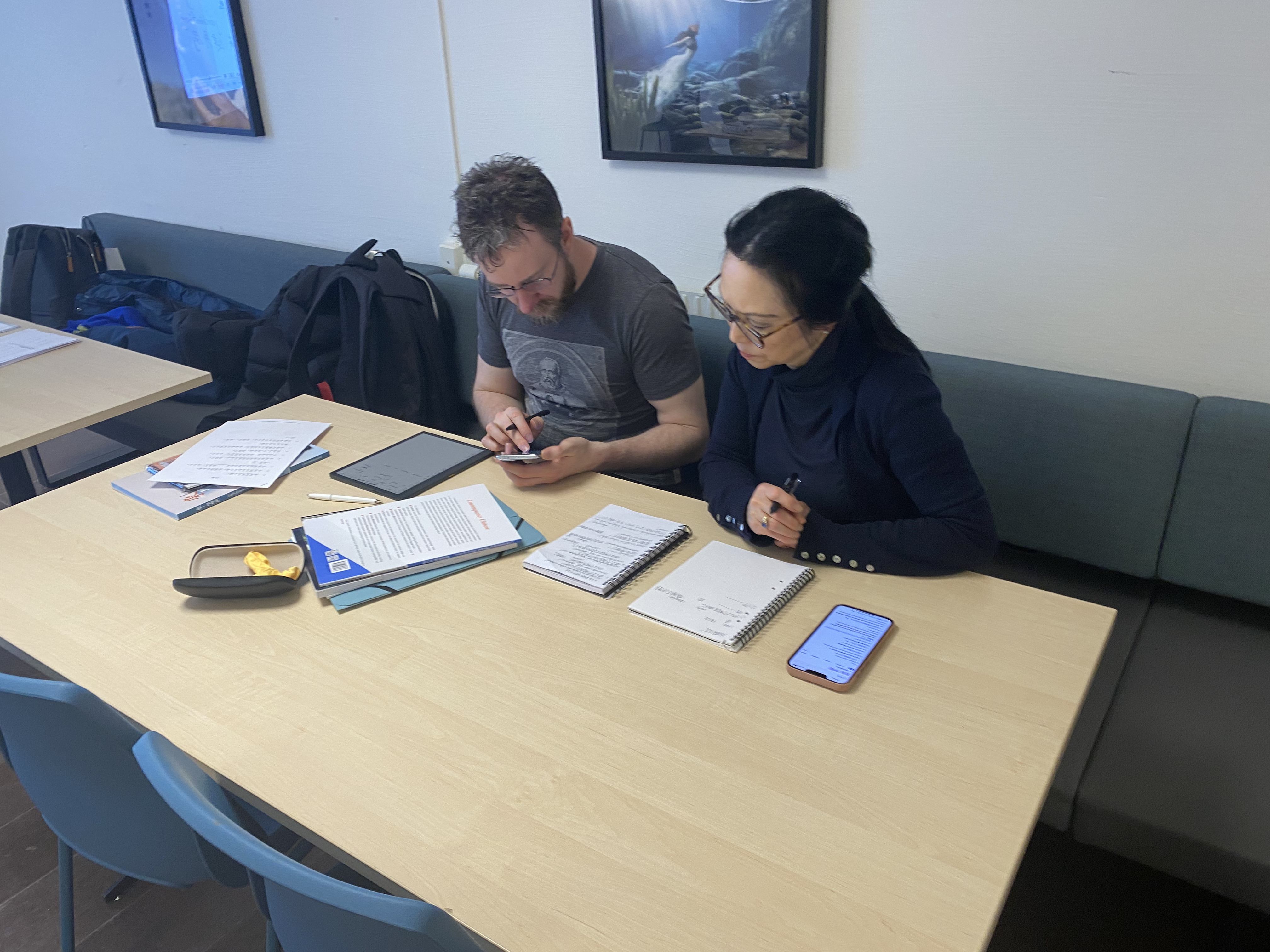 學員透過小組討論分享自己的週末形成