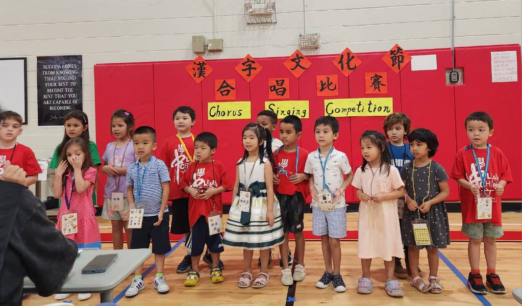 這是（5-6歲）啓蒙班的表演，學生很有禮貌對在場及裁判的問候，迎來歡呼聲，在音樂響起，熟悉的唱著,好久好久的故事有個虎姑婆....可以知道老師的用心。