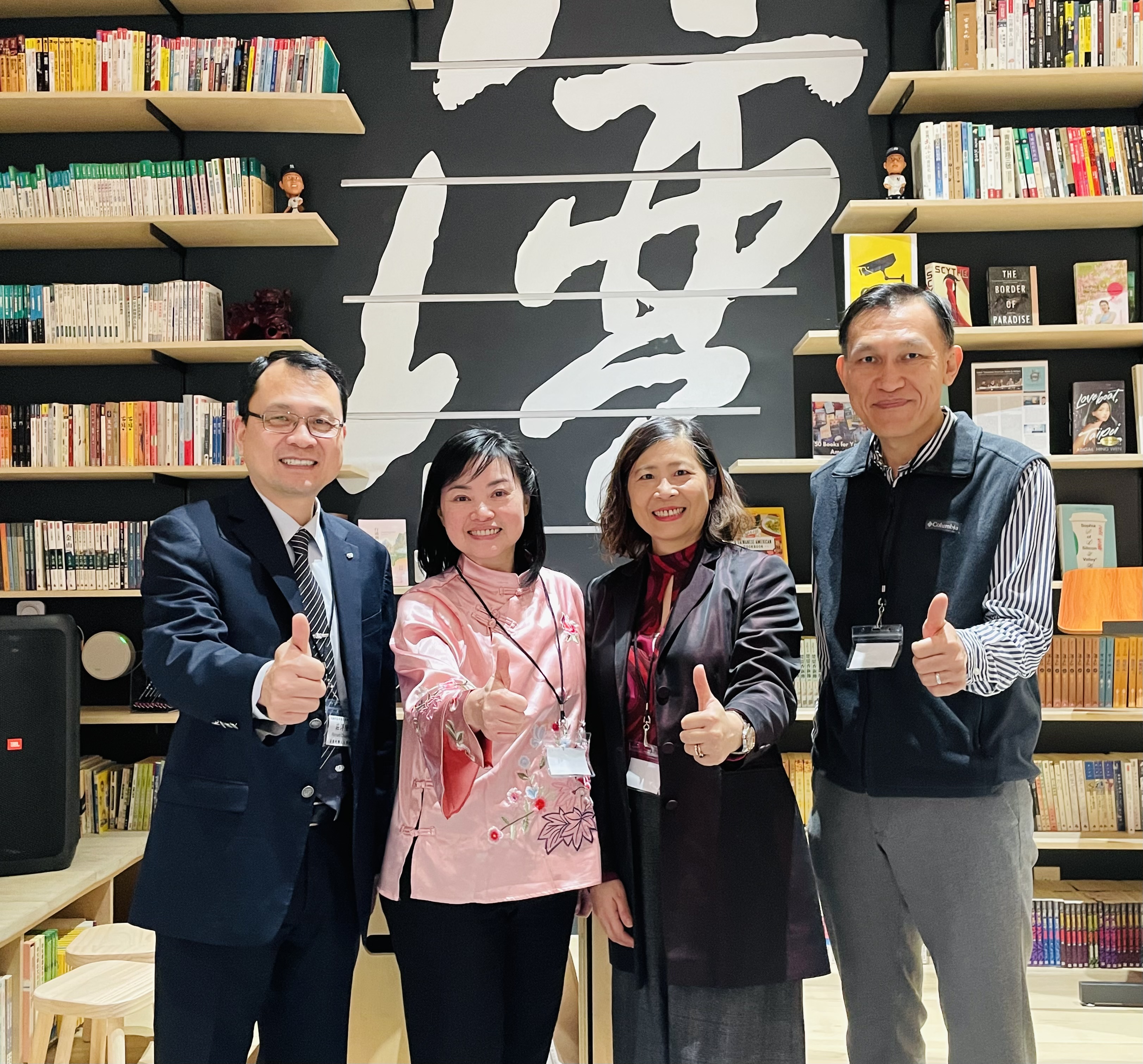 研習會籌備小組：籌劃邱琼雯(中右)與王聿潔(中左)兩位理事與莊淂隆(右，長島慈濟人文學校校長)以及方吉正(左，雙文教育系統教育主任)