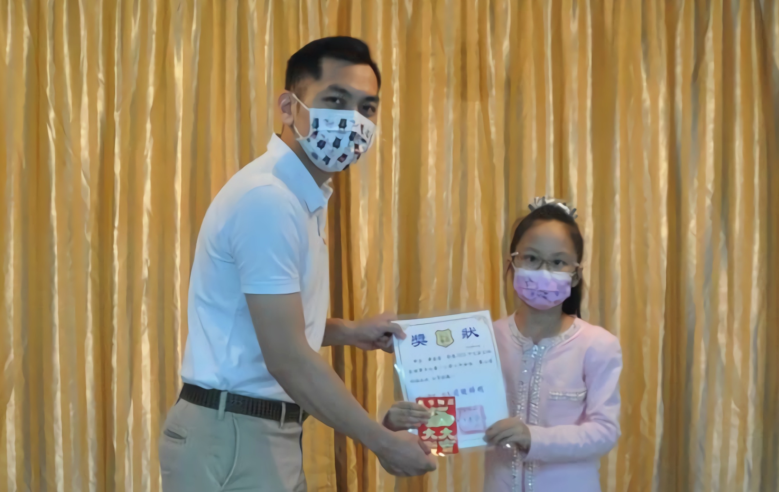 駐巴拉圭大使館僑務秘書廖建勛代表頒發校際硬筆字暨作文比賽獲獎同學獎狀及獎學金。