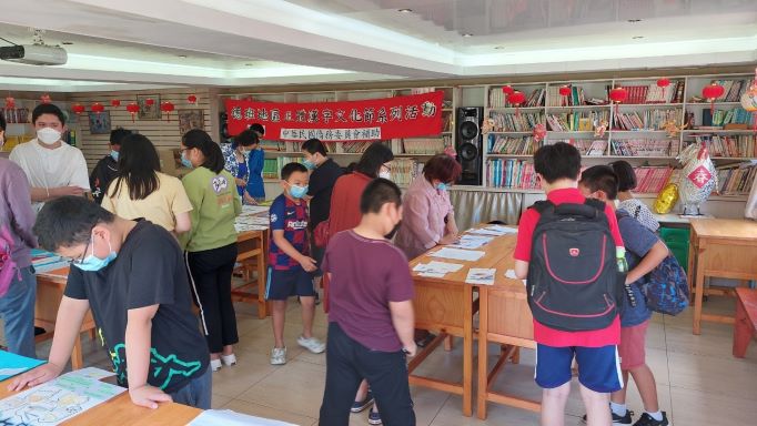 學生們參觀及投票選出自己喜歡的作品