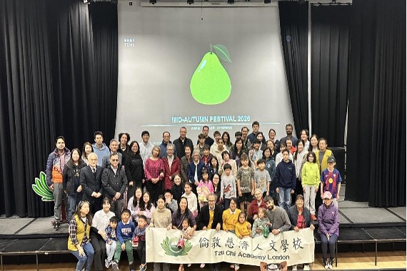 詩詞吟誦與頒獎後，駐英國代表處僑務組葉帝余組長與慈濟英國聯絡處負責人朱建隆師兄、倫敦慈濟人文學校及TCML師生、家長、志工們一起合影
