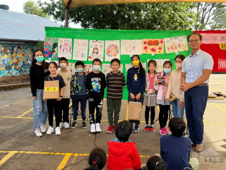 校長和同學合影