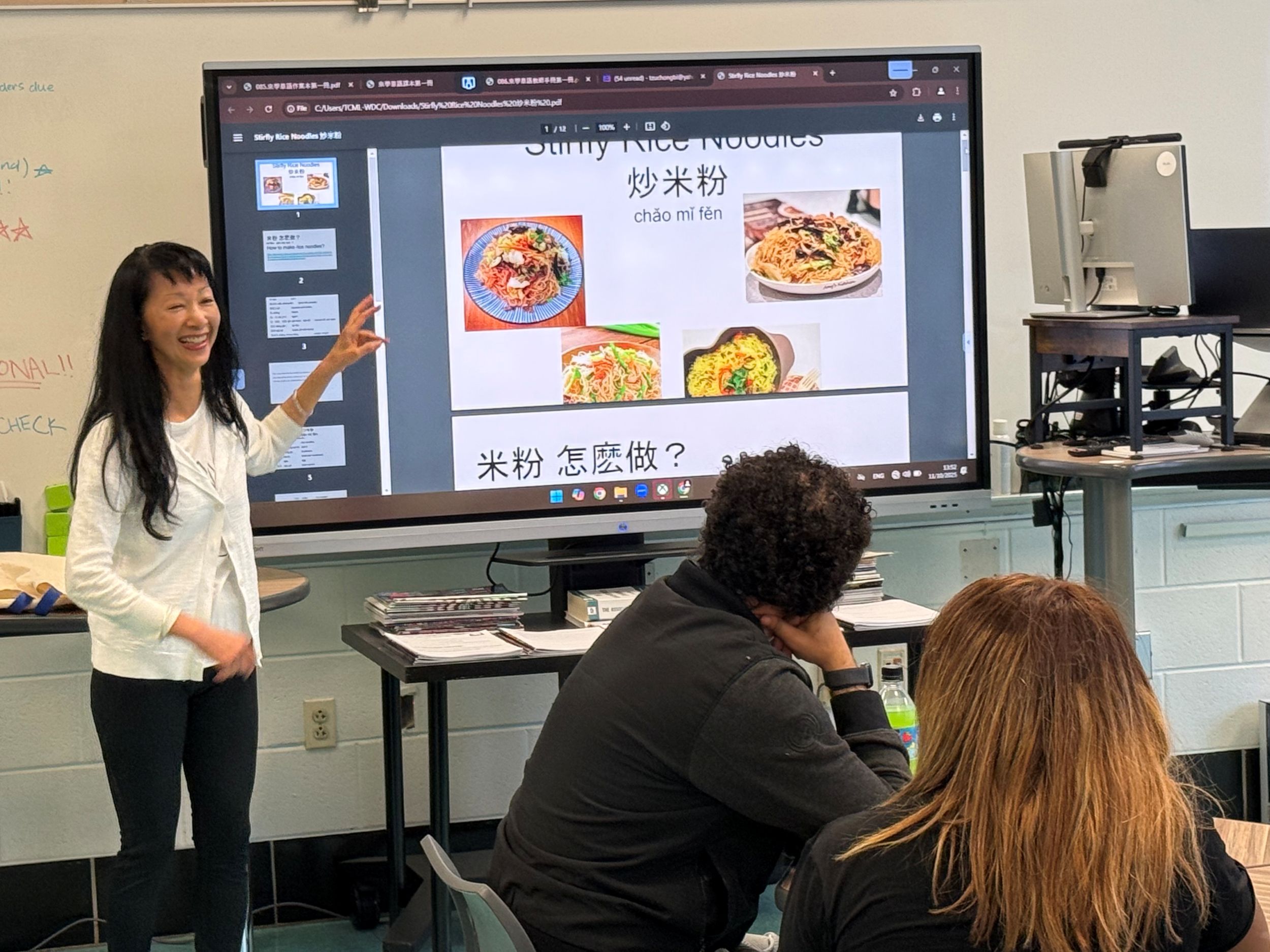 成人班迫不及待的先品嚐本週課程的主題「炒米粉」成人班學生動手做炒米粉的各種食材