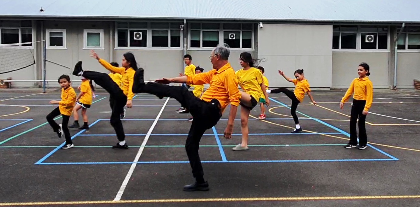 中華文化學校師生表演《大地和風拳》，看誰踢腿踢得高？！