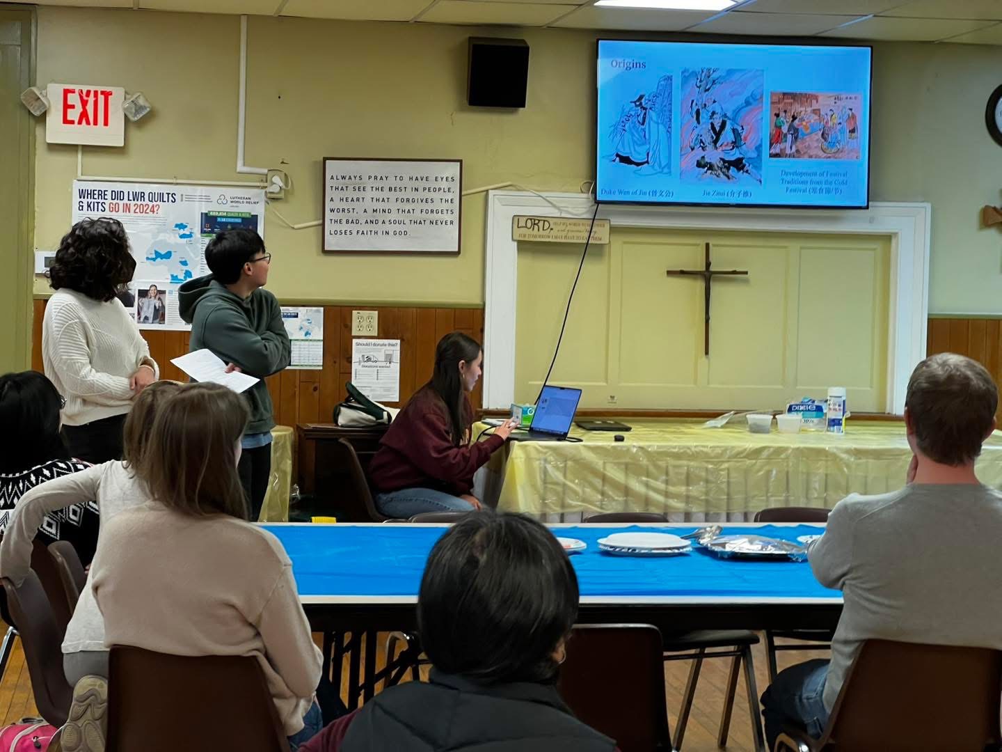 Vassar College 學生當助教介紹清明節。