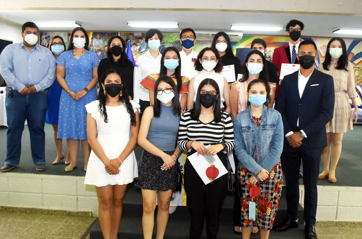 溫大使夫婦及評審與得獎人共同合影。