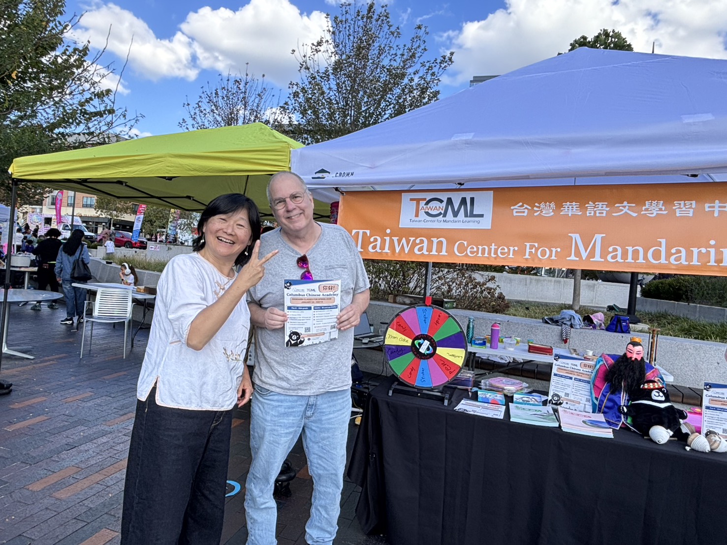 華語文中心的學生也來幫忙