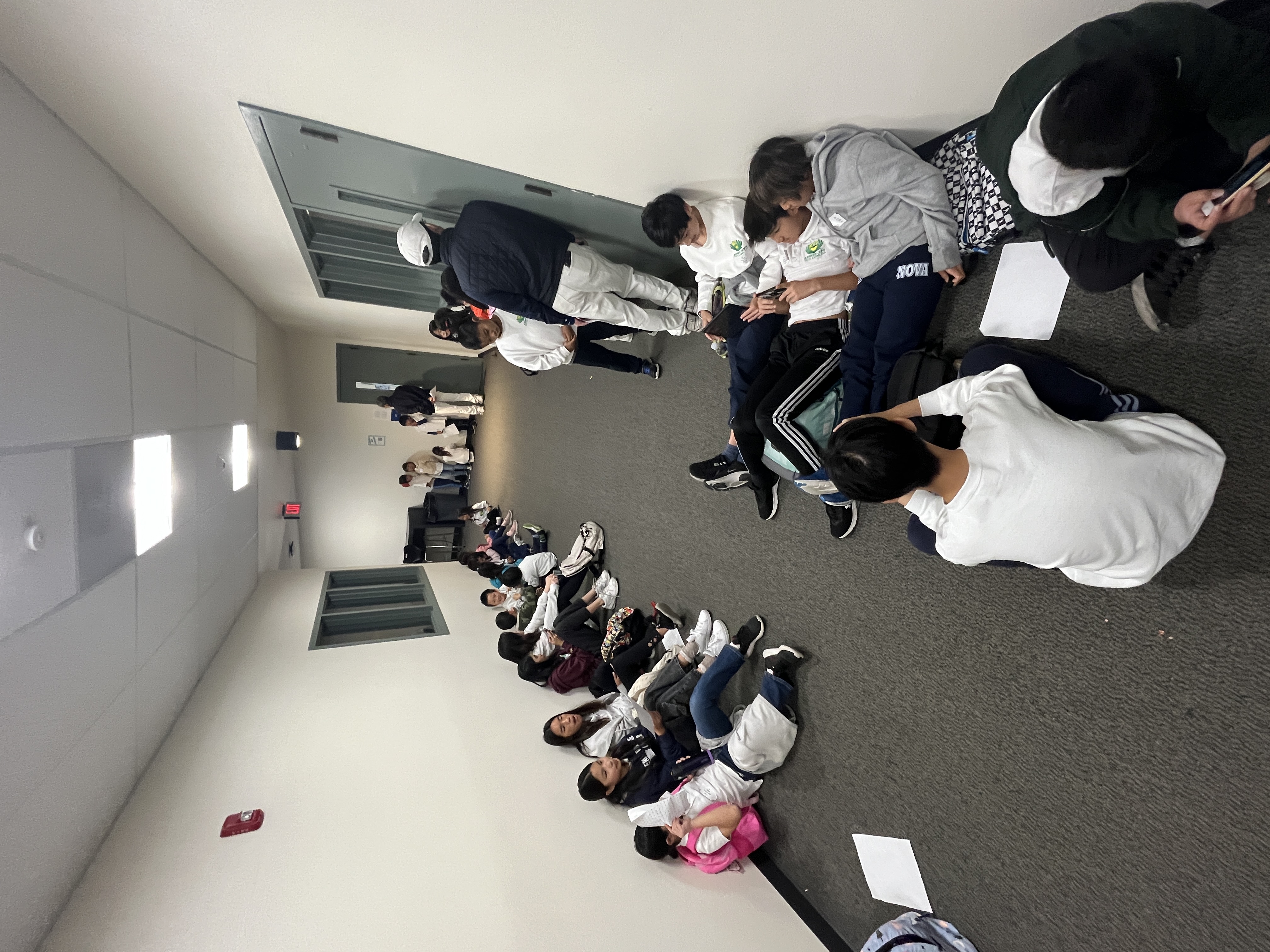 學生在比賽教室外利用時間用字卡或練習的識字擋練習。