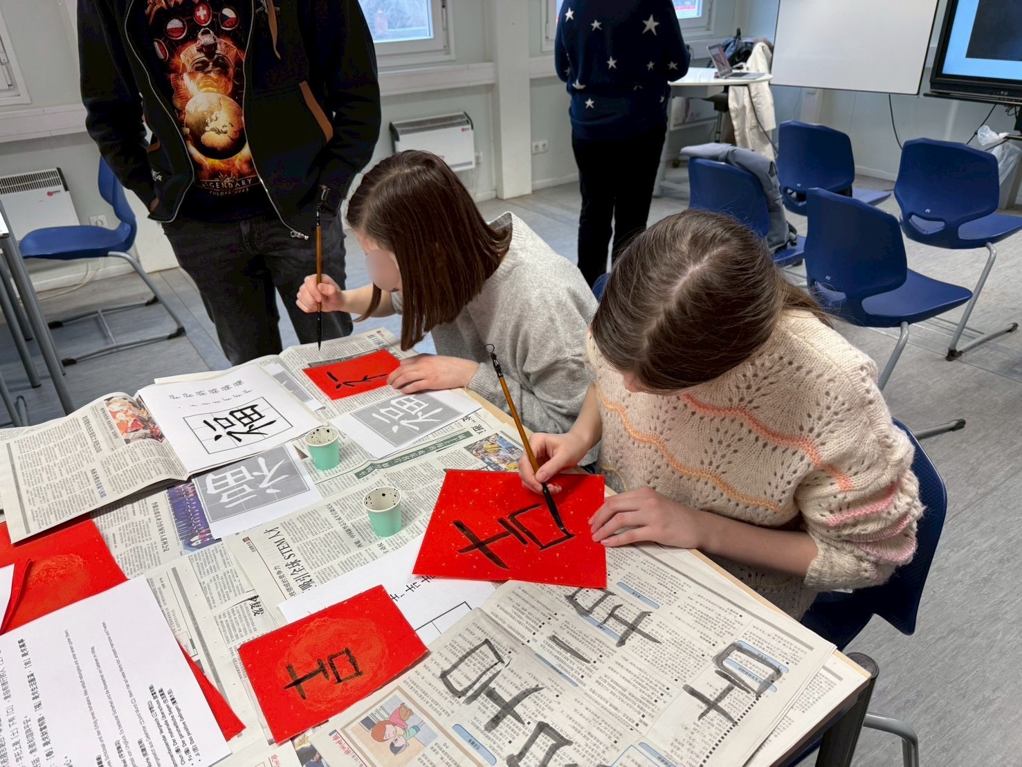 德國學生們第一次提筆寫書法