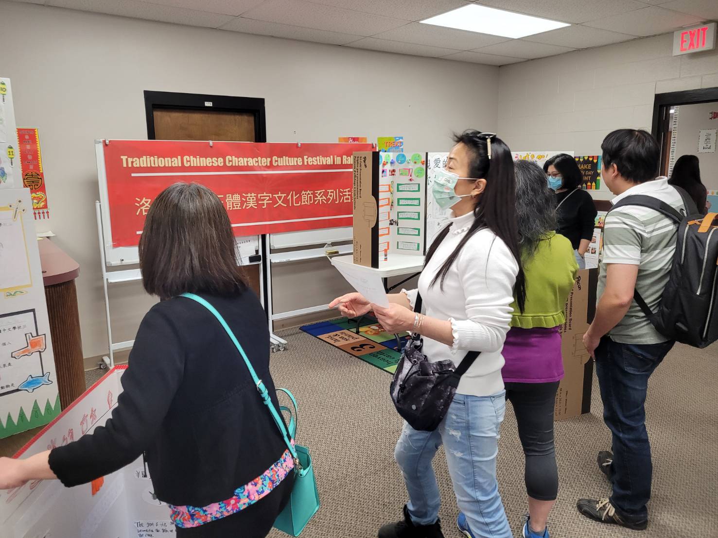 洛麗中文學校幹部仔細進行評分工作