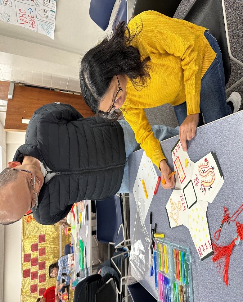 講師彭健智(左)提供彩繪天燈的點子