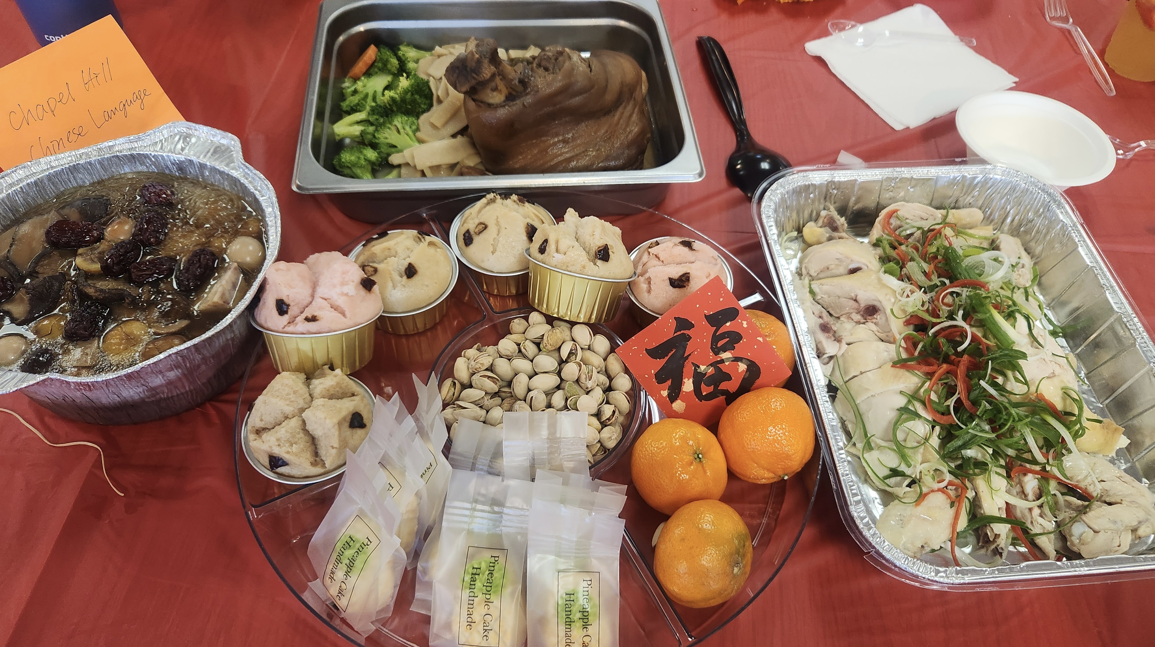 經典年菜佛跳牆、筍乾蹄膀、蔥油雞、吉利桔子、三色發糕、旺來鳳梨酥