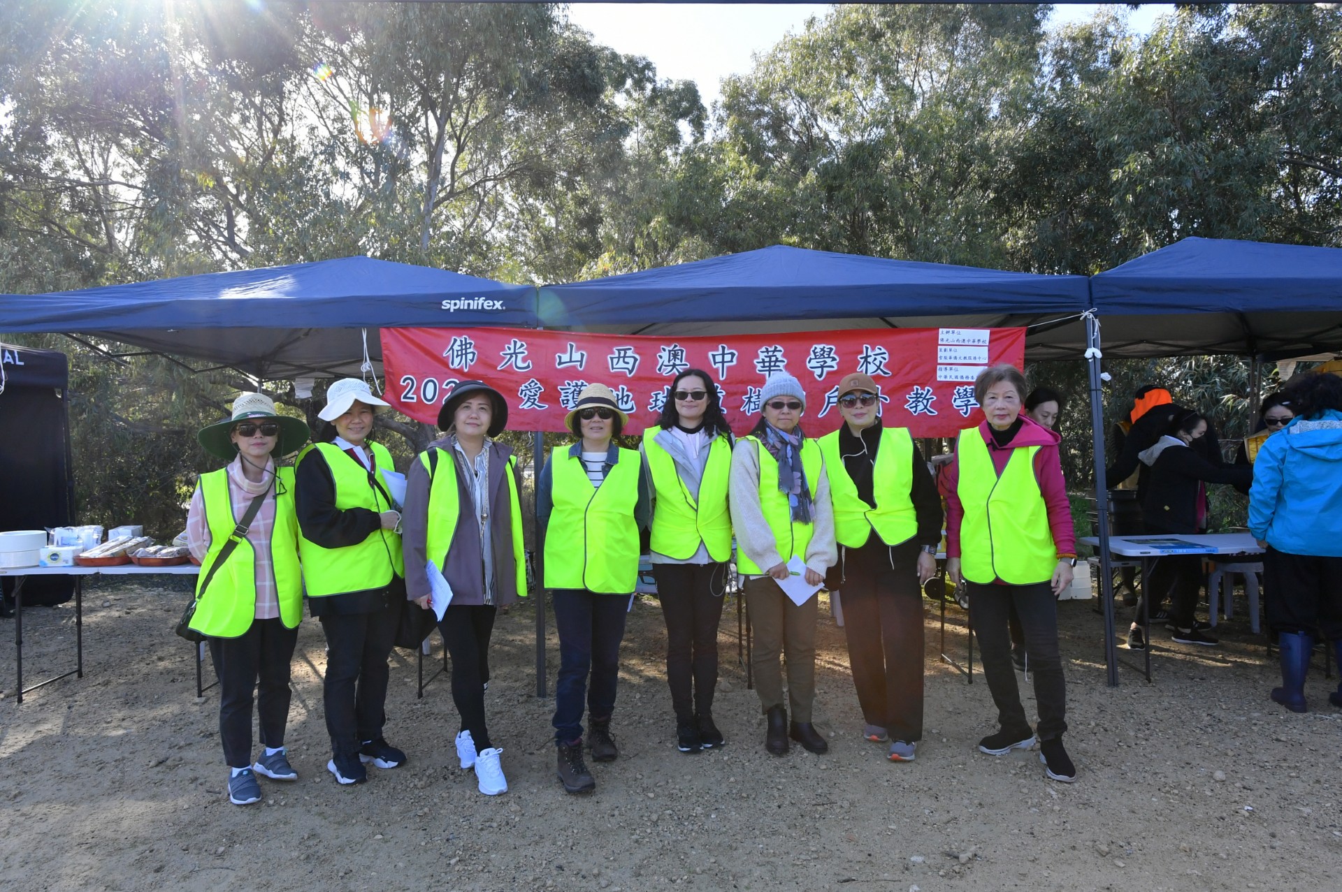 志工老師與佛光山西澳中華學校執行校長曾春梅(左1)合影