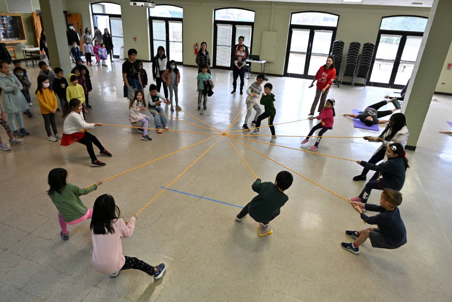 學生們首次的十二人拔河清明節民俗活動體驗