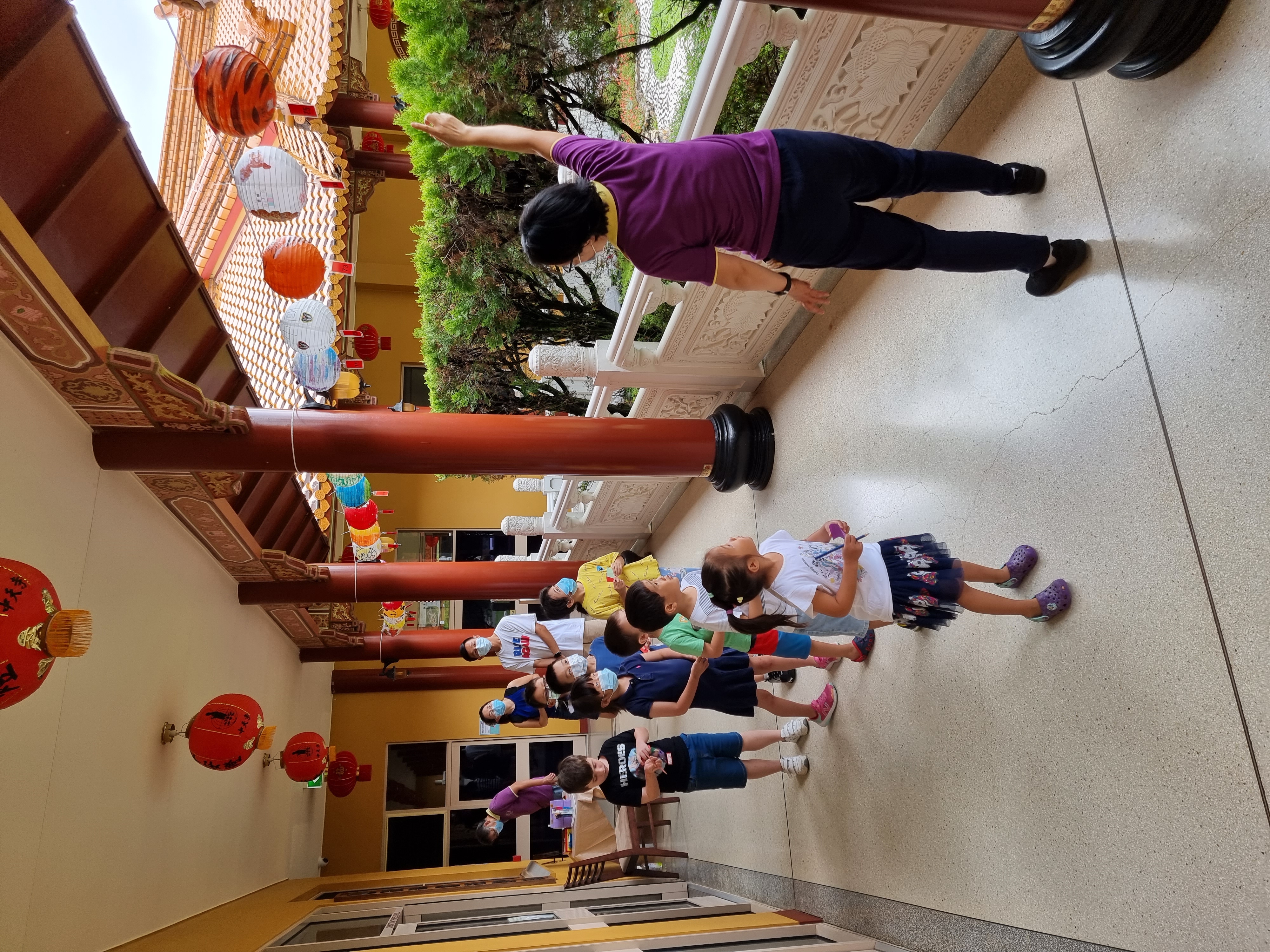 中天學校的學生們由老師帶領欣賞彩繪燈籠作品