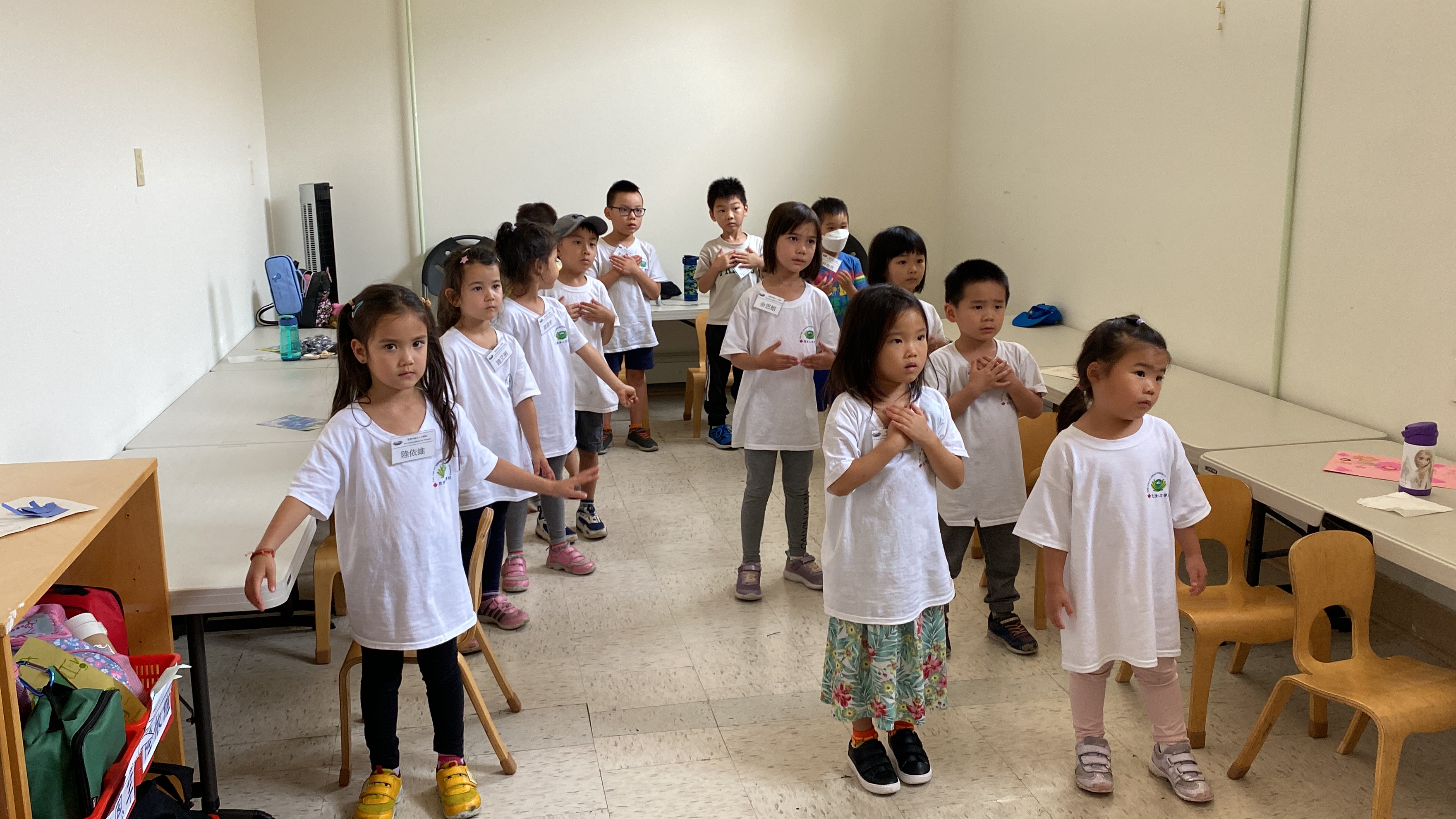小班組的學員們在進行華語歌唱練習