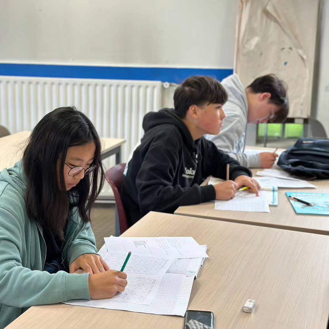 學生聚精會神地抄寫