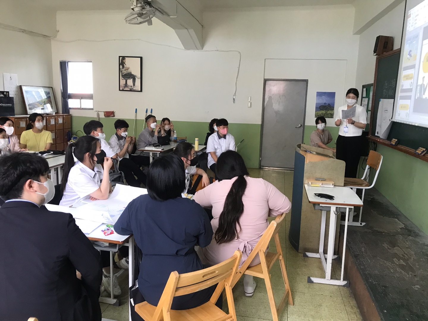 韓國大學實習教師以清楚美觀的PPT教材，分組進行授課以及進行教學活動