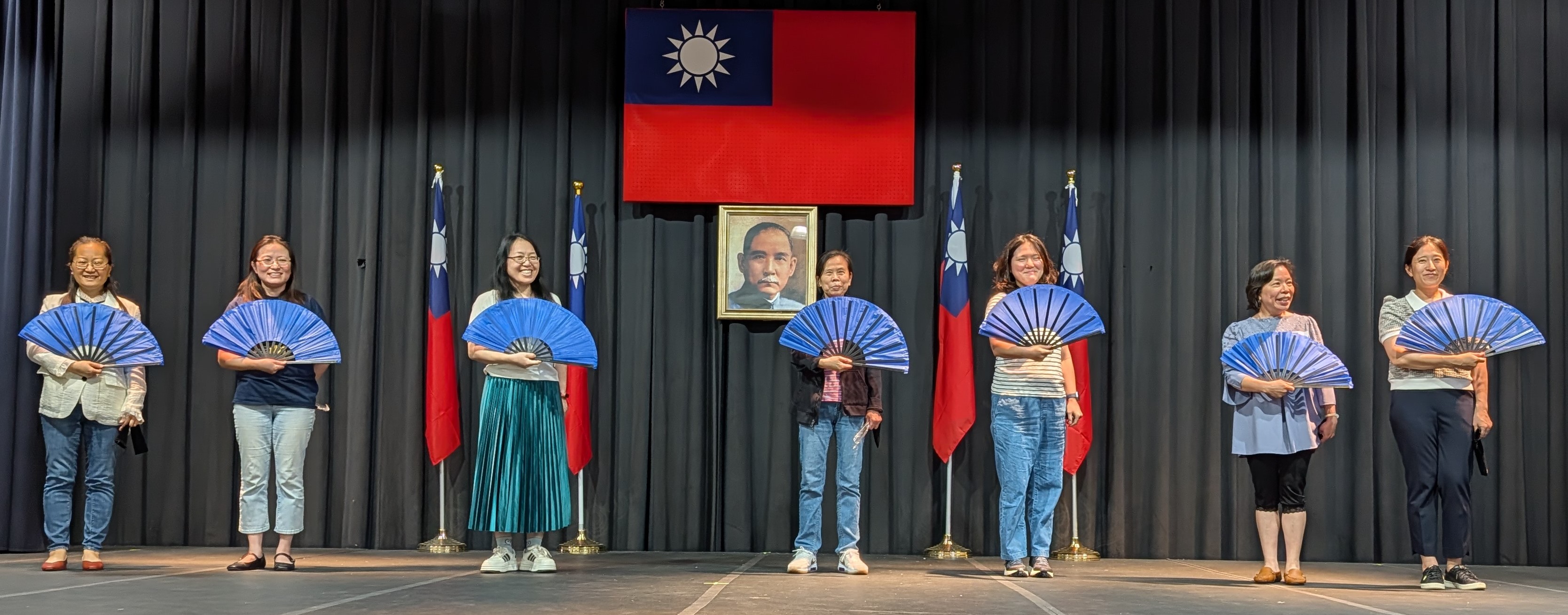 老師們即興扇舞