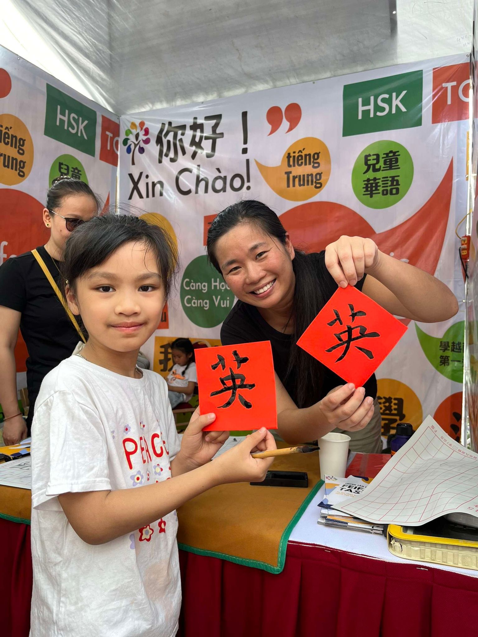 這個孩子學習了自己的名字的漢字寫法。