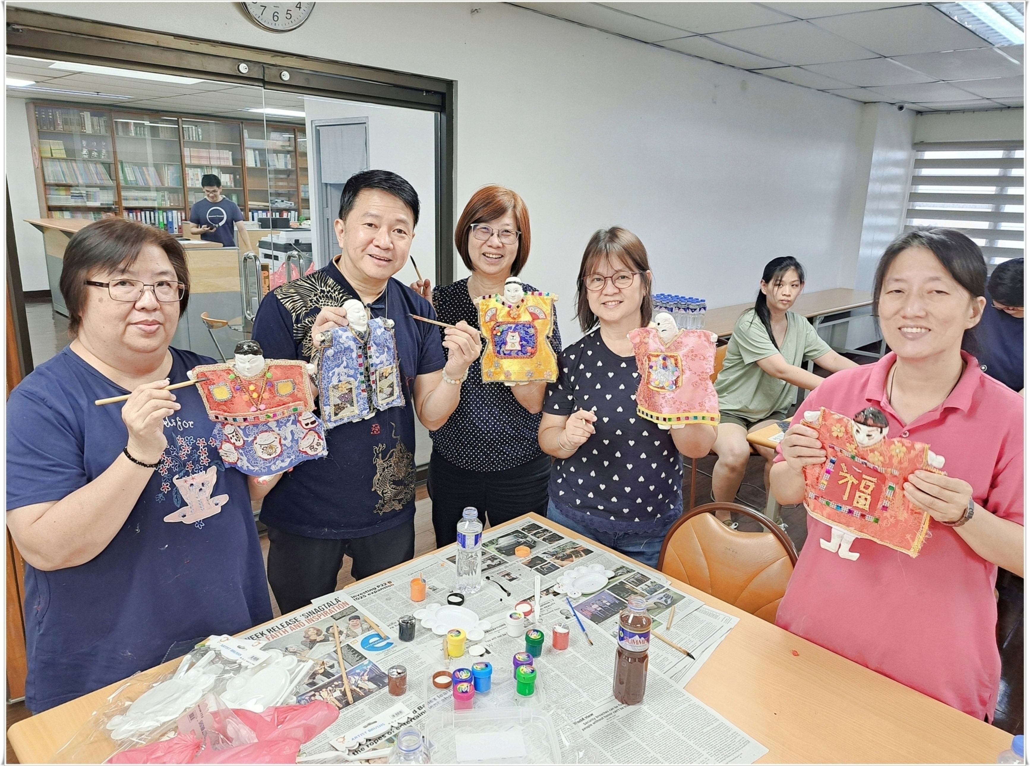 全場學員聚精會神動手製作樂陶陶