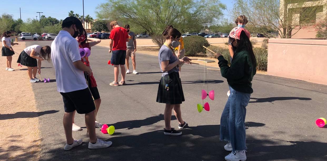 漢字文化學生以扯鈴學習漢字用語方向四周,拉扯拋繞,平衡專注,手腦並用 