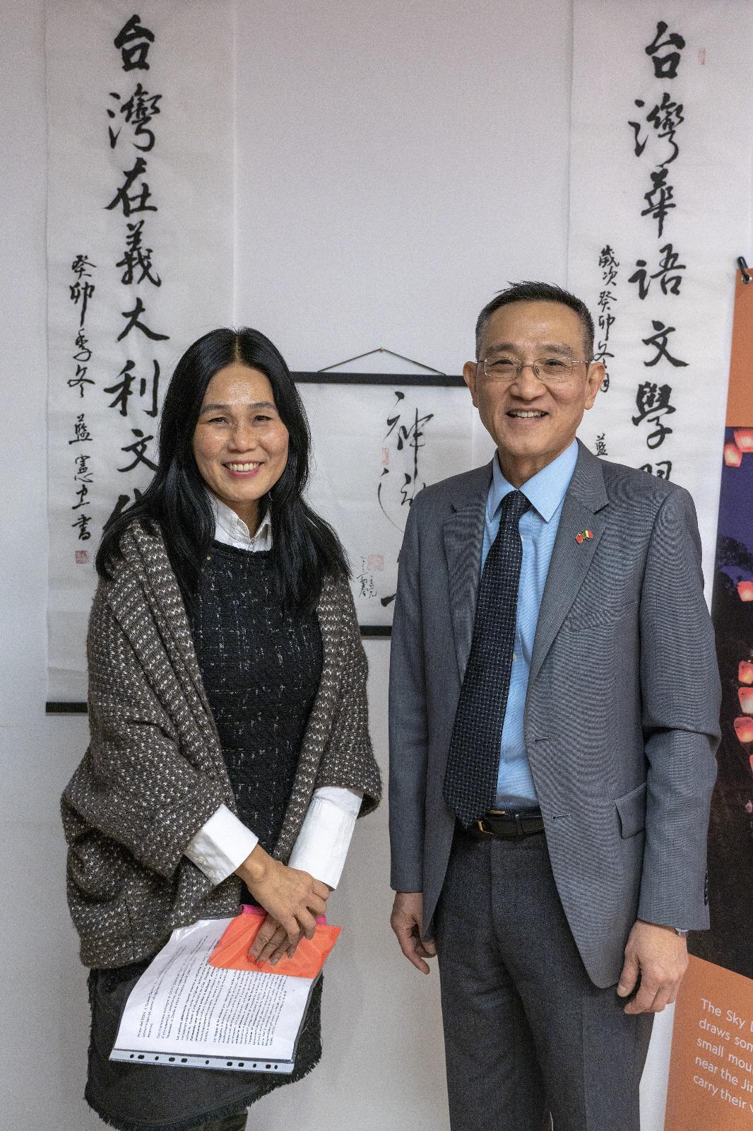 (圖右)駐義大利蔡大使和湯校長