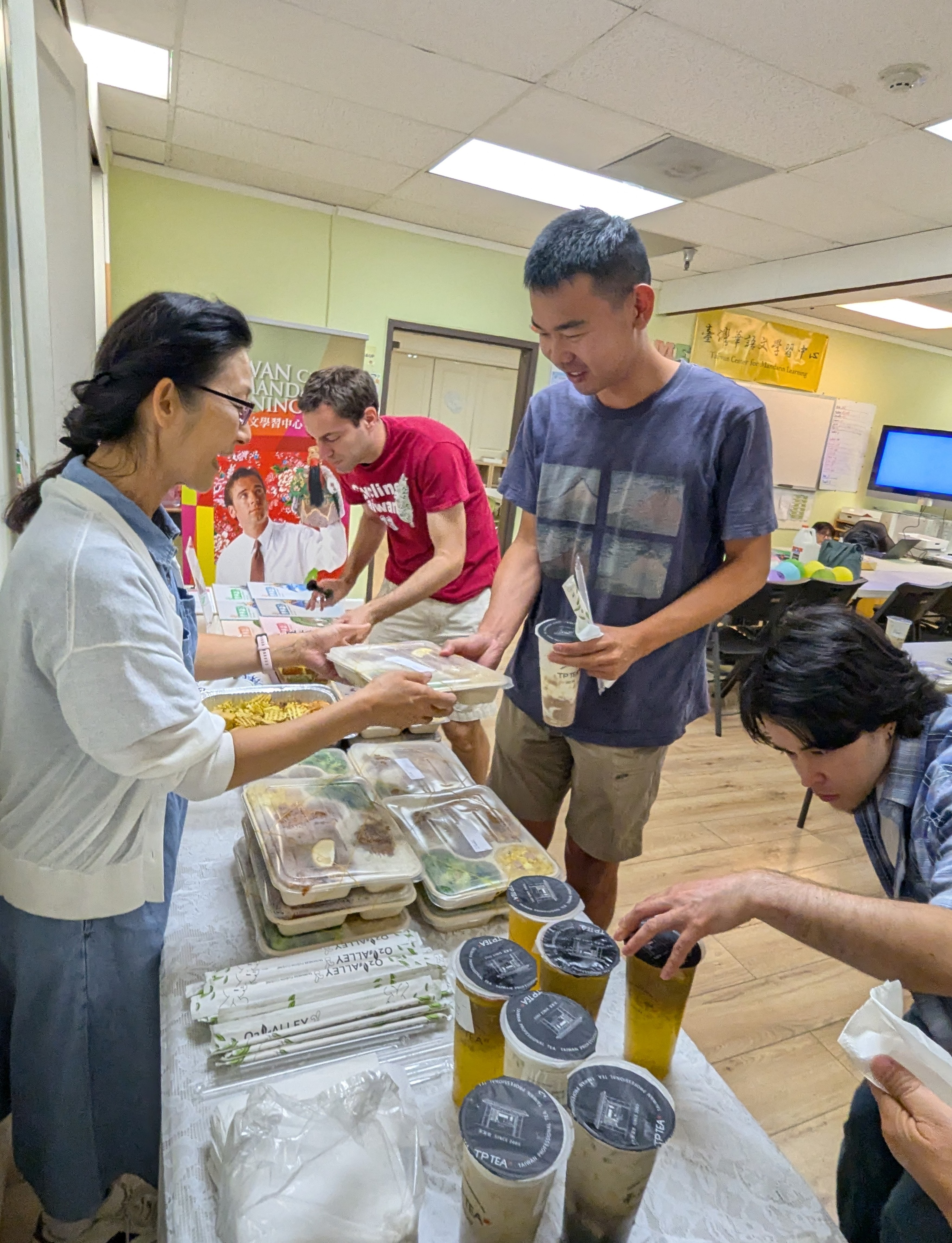 現場準備臺灣風味便當與珍珠奶茶，邀請來賓品嚐道地美食，感受濃濃人情味。