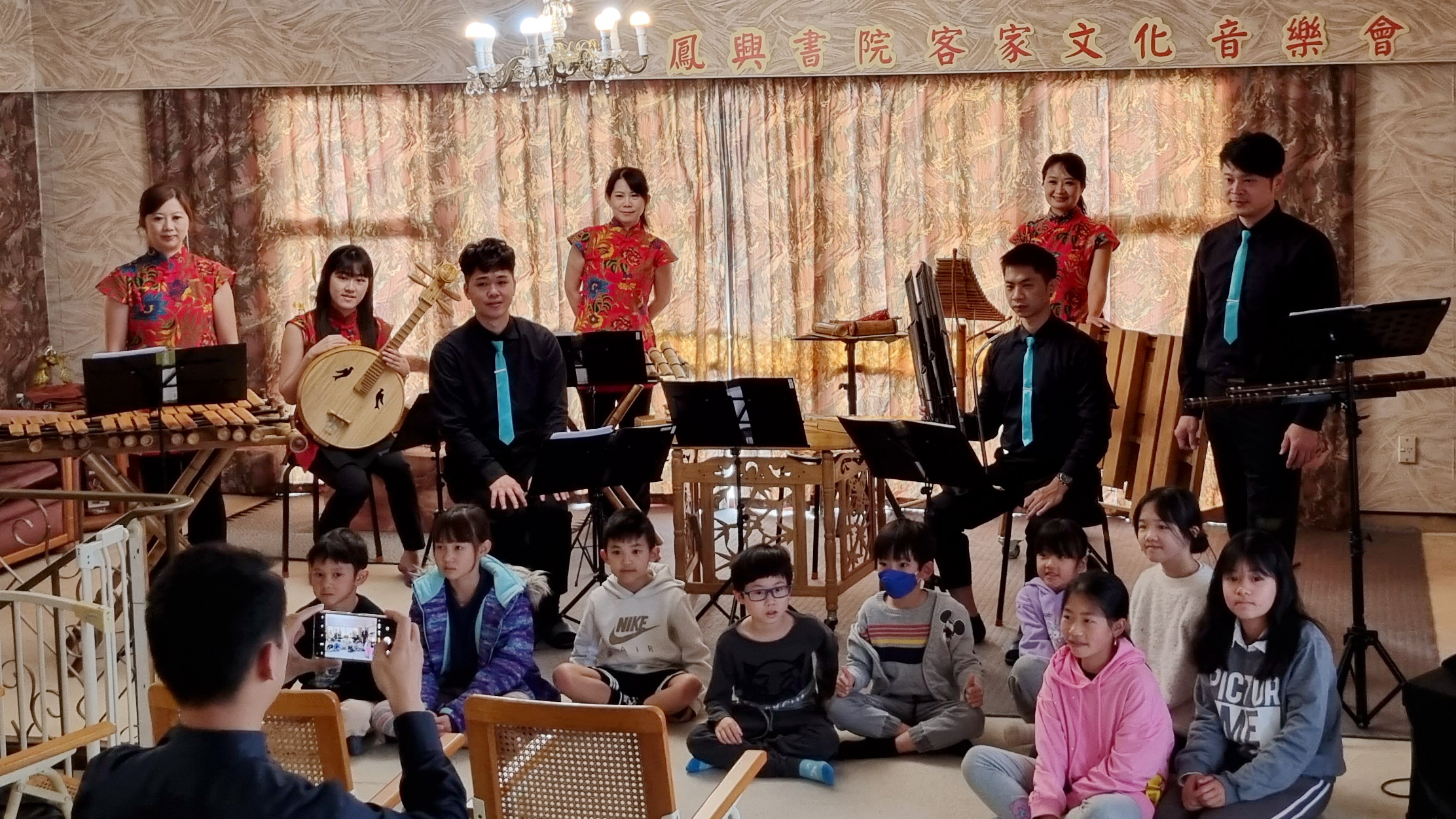 鳳興書院學生與臺灣竹樂團合影