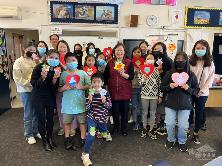 老師、家長及學生12生肖手偶作品合影