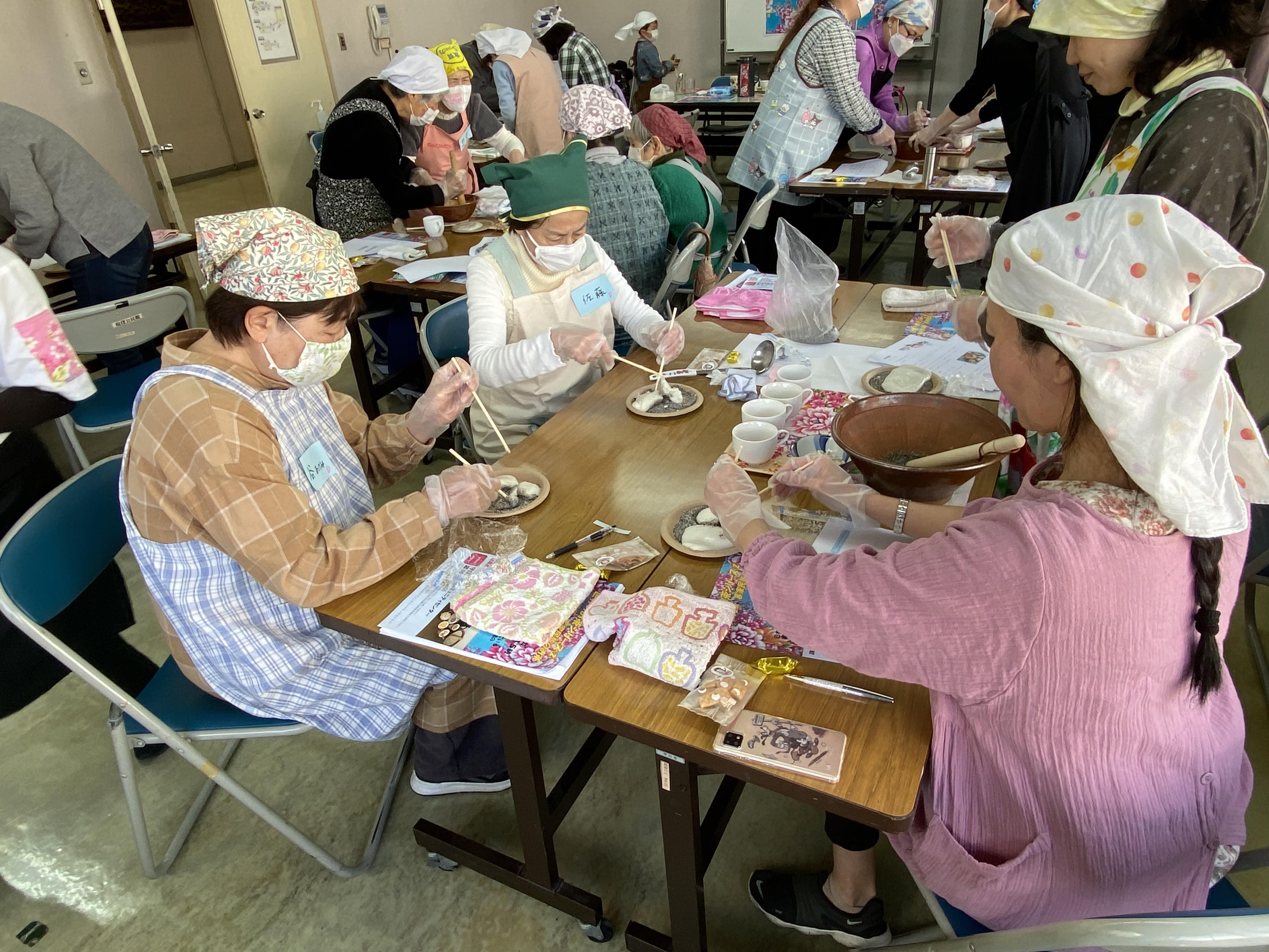 大家認真完成客家麻糬的手作體驗