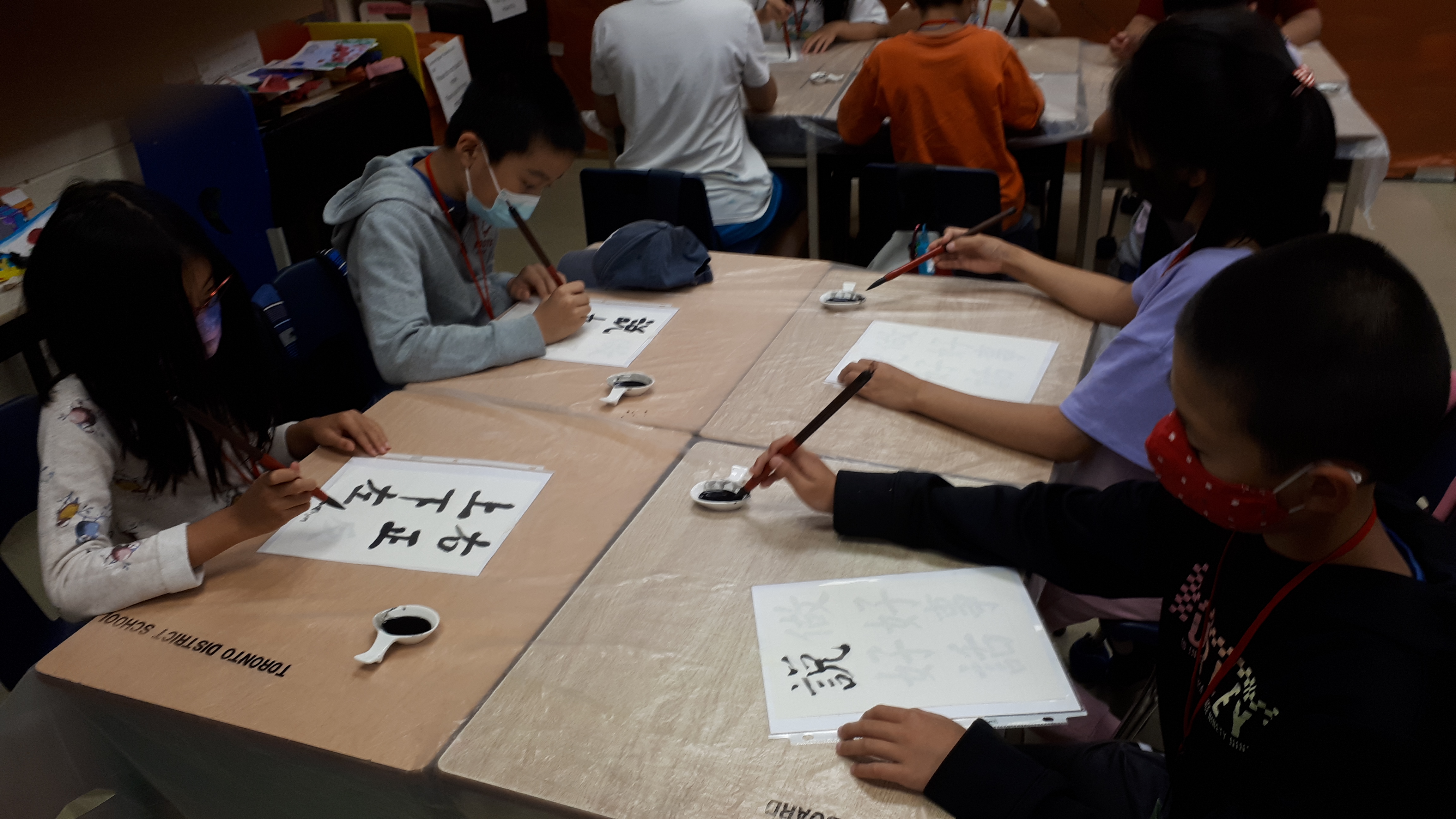 經過多天的練習，小朋友都能靜下心來專心書寫。