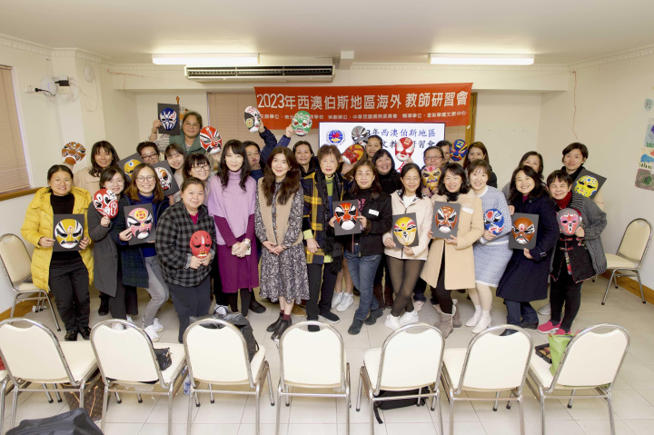 學員手持親手繪製的臉譜合照