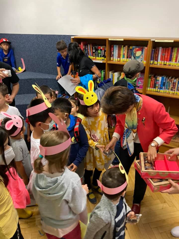 學童們帶著兔子頭套開心得從張小月大使手中領取台灣月餅