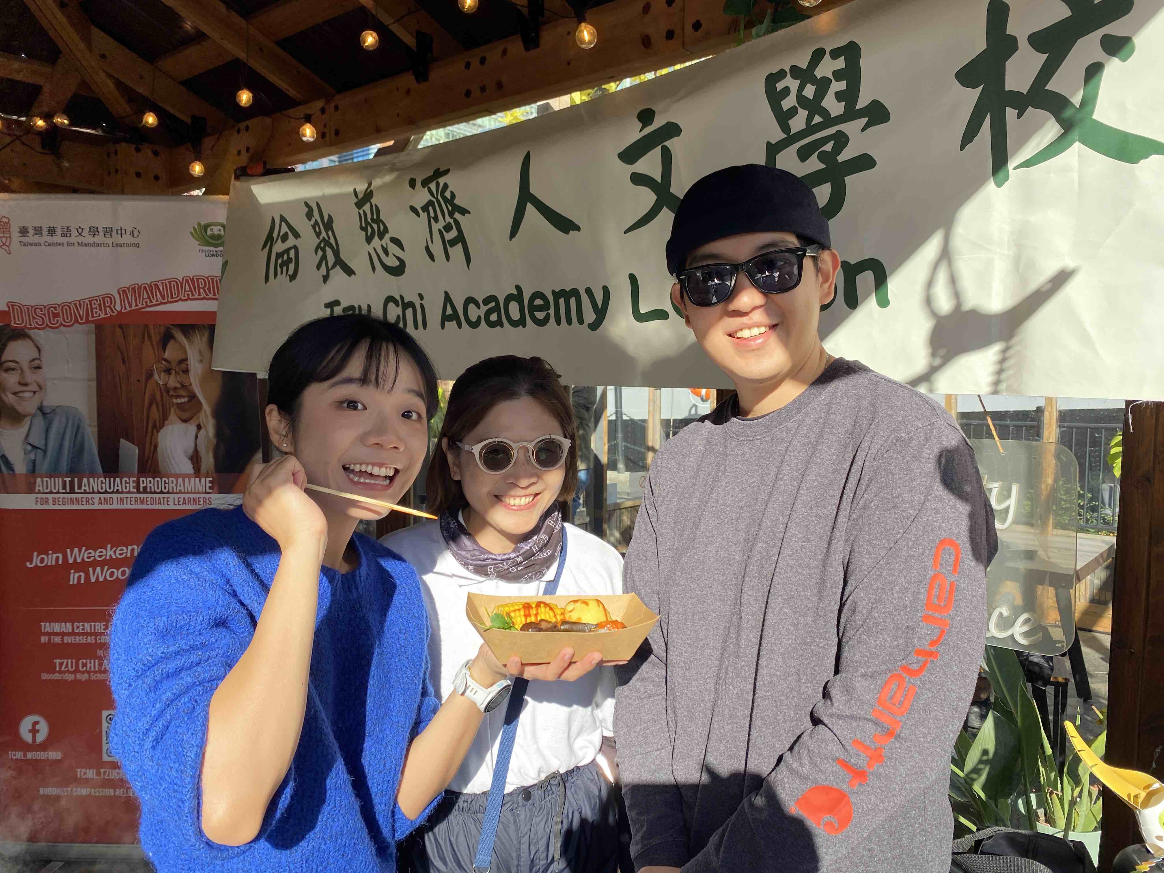 倫敦慈濟人文學校暨臺灣華語文學習中心（TCML）校長和兩位老師於台灣美食節攤位裡