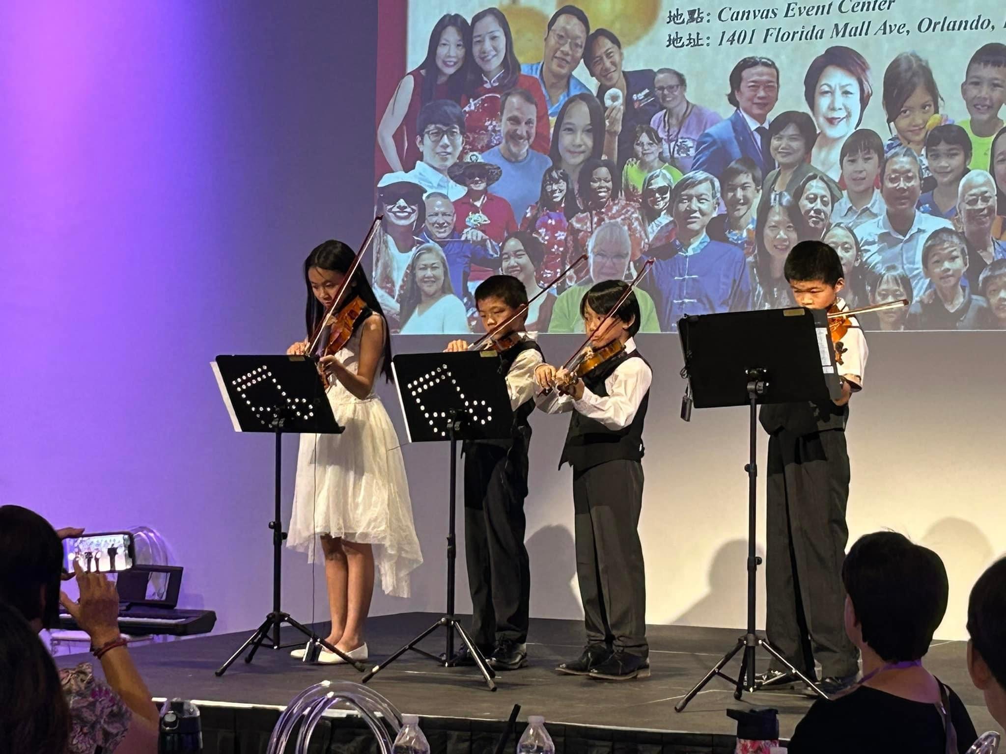 佛州奧維多中文學校學生小提琴表演，合奏Dinosaur Dig。