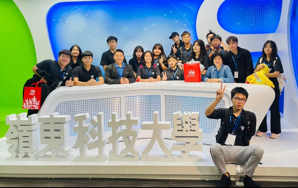 永中師生於嶺東科技大學新聞播報廠布景拍攝合照