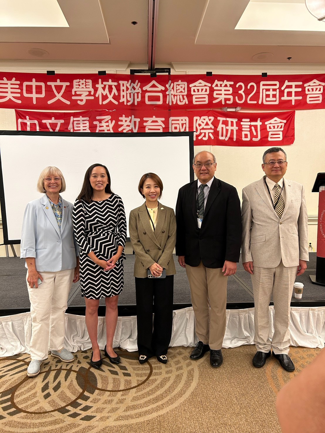 嘉賓雲集，祝賀活動成功。(左起)密西根州參議員Rosemary Bayer、Stephanie Chang、僑委會副委員長李姸慧、全美聯合總會會長李君豪、駐芝加哥辦事處處長類延峰。