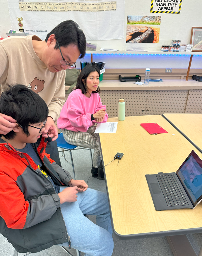 老師幫忙學生做準備