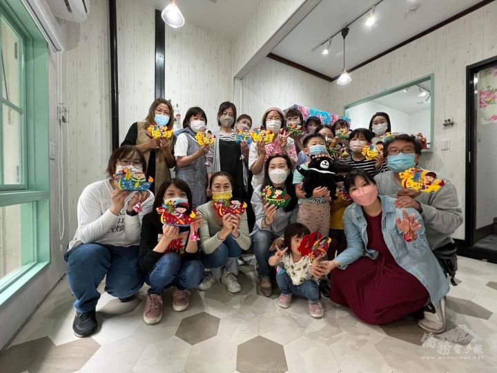 參加者拿著手作成品大合影