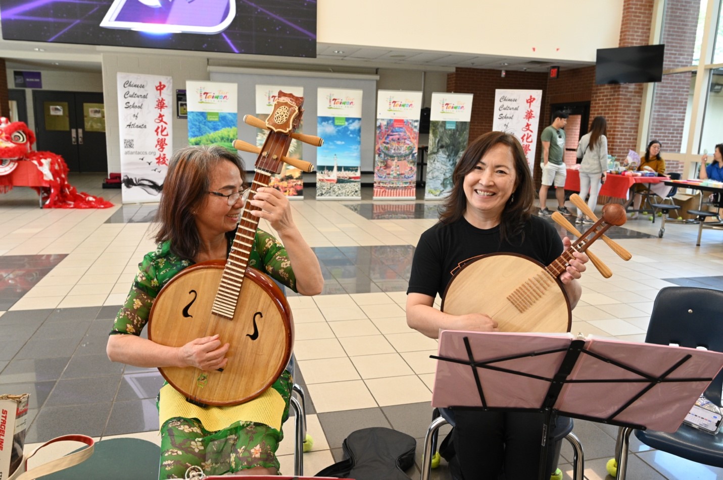 (右)林香蘭校長向國樂老師學習國樂器