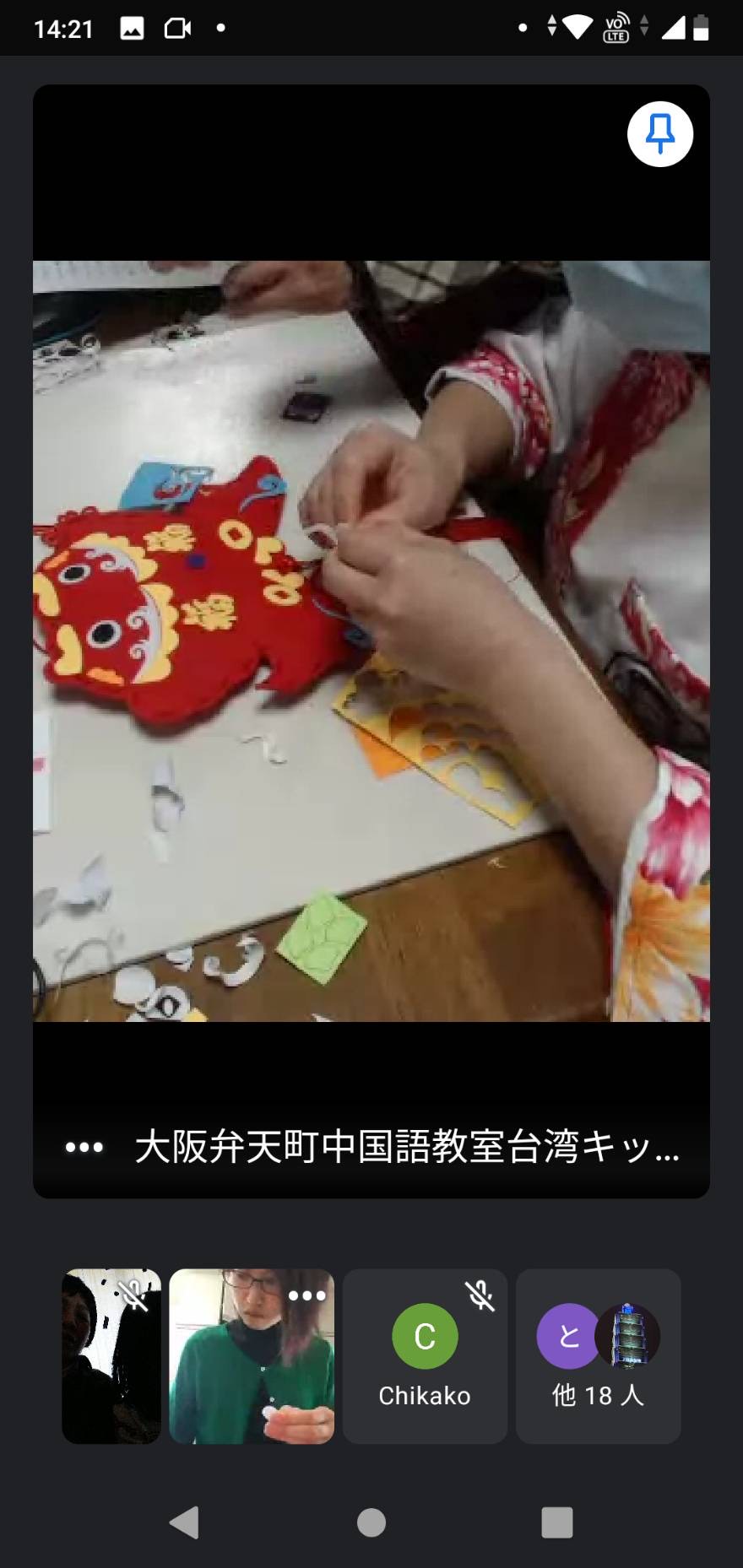 師生一起動手做「年年有餘」的雙魚吊飾