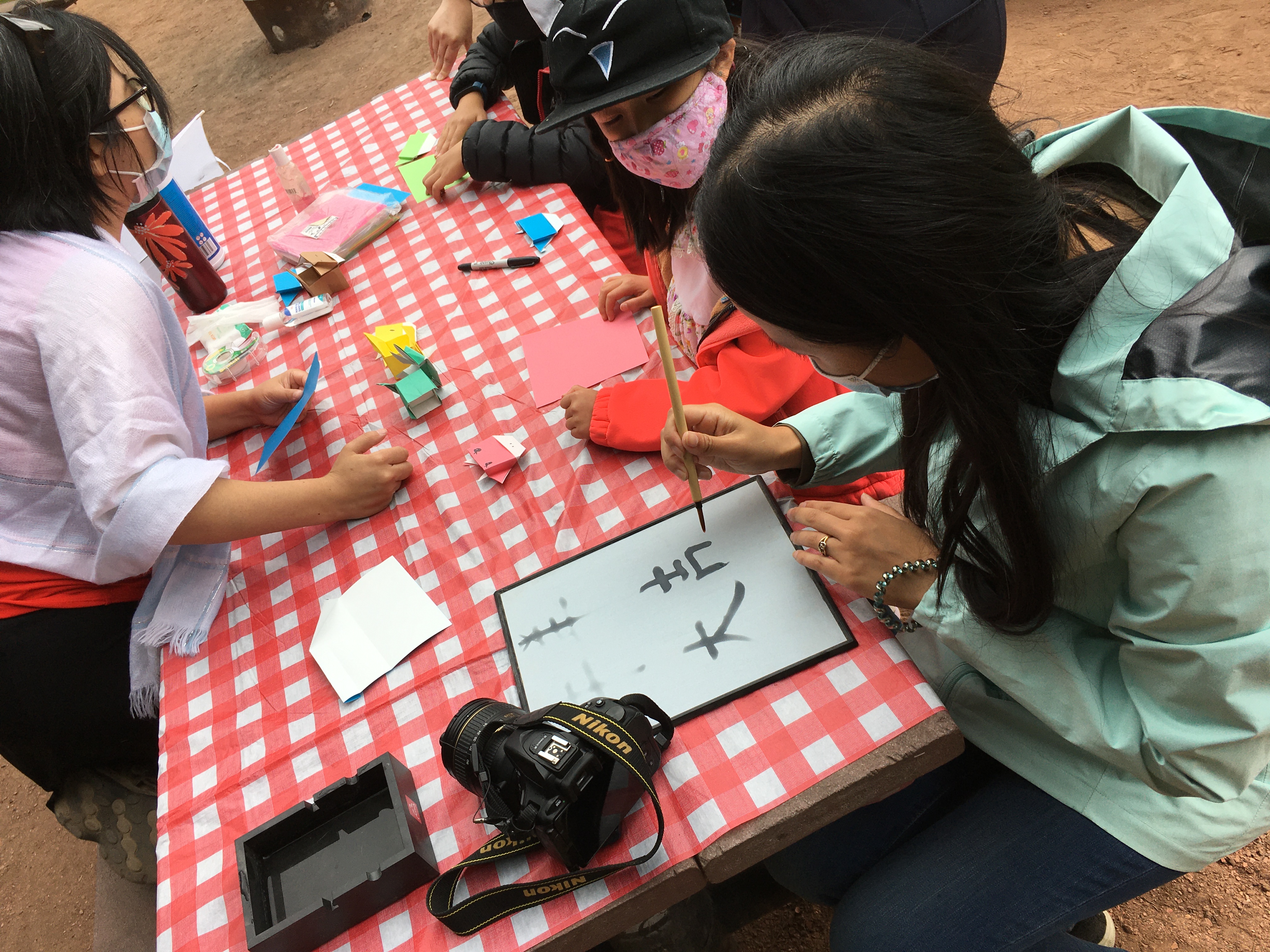 書法示範及牛年摺紙