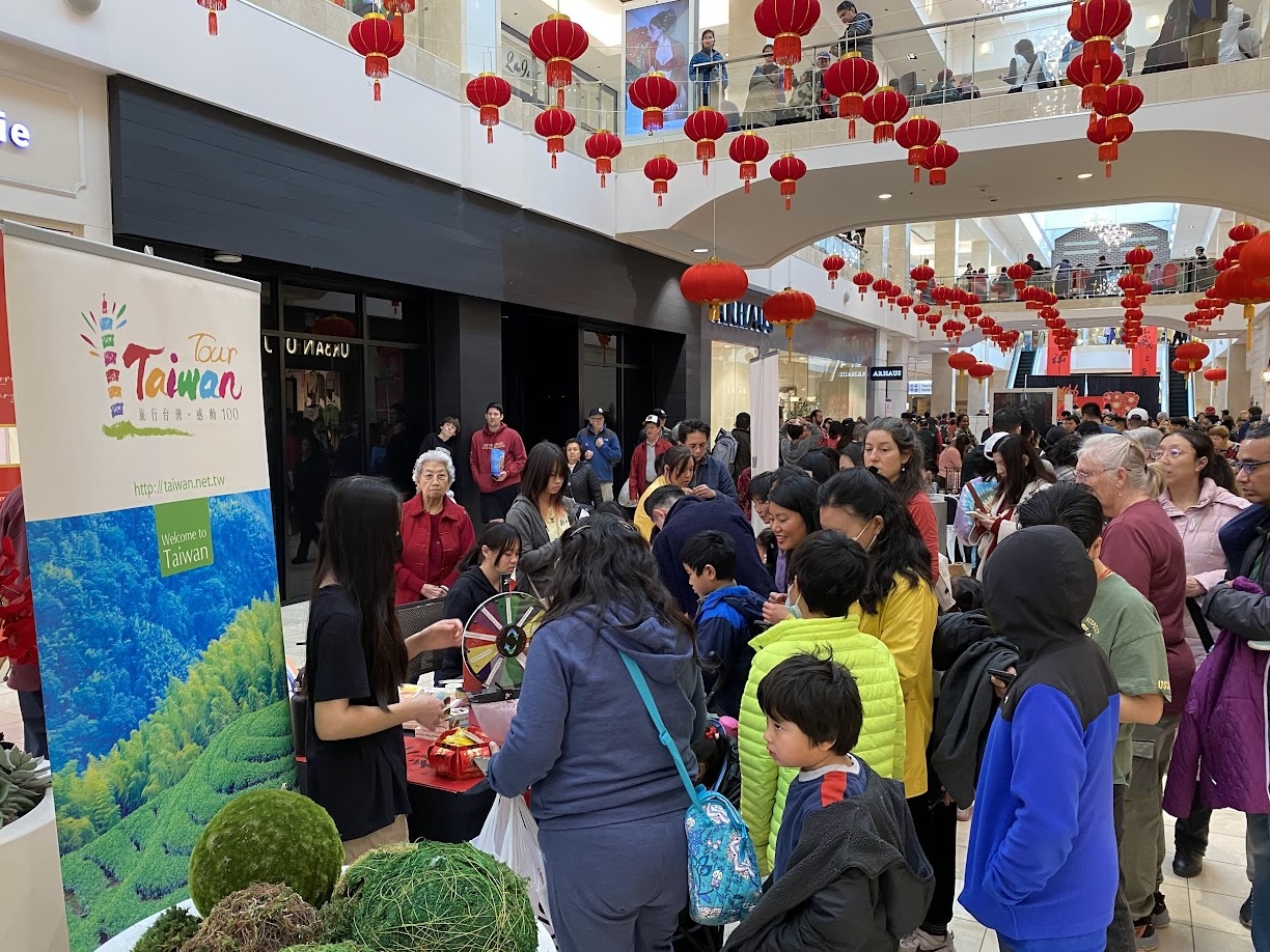 聯誼會攤位前大排長龍的隊伍