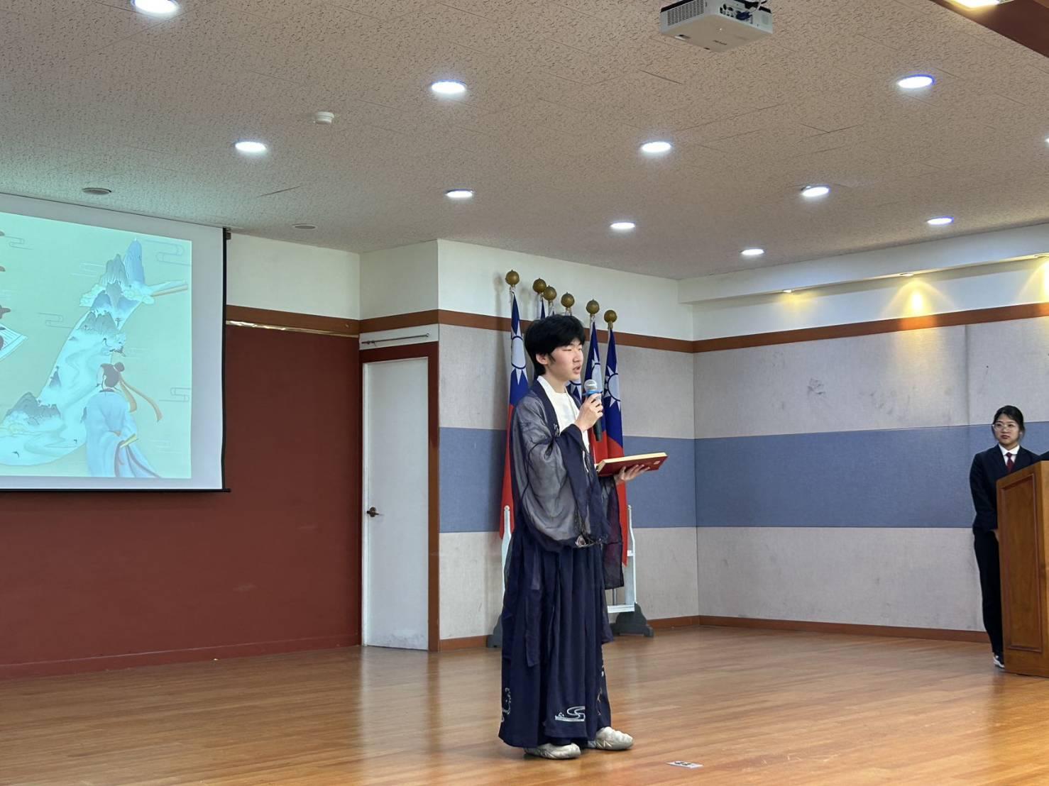 2024.3.22高中部參賽學生特地換上古裝演說