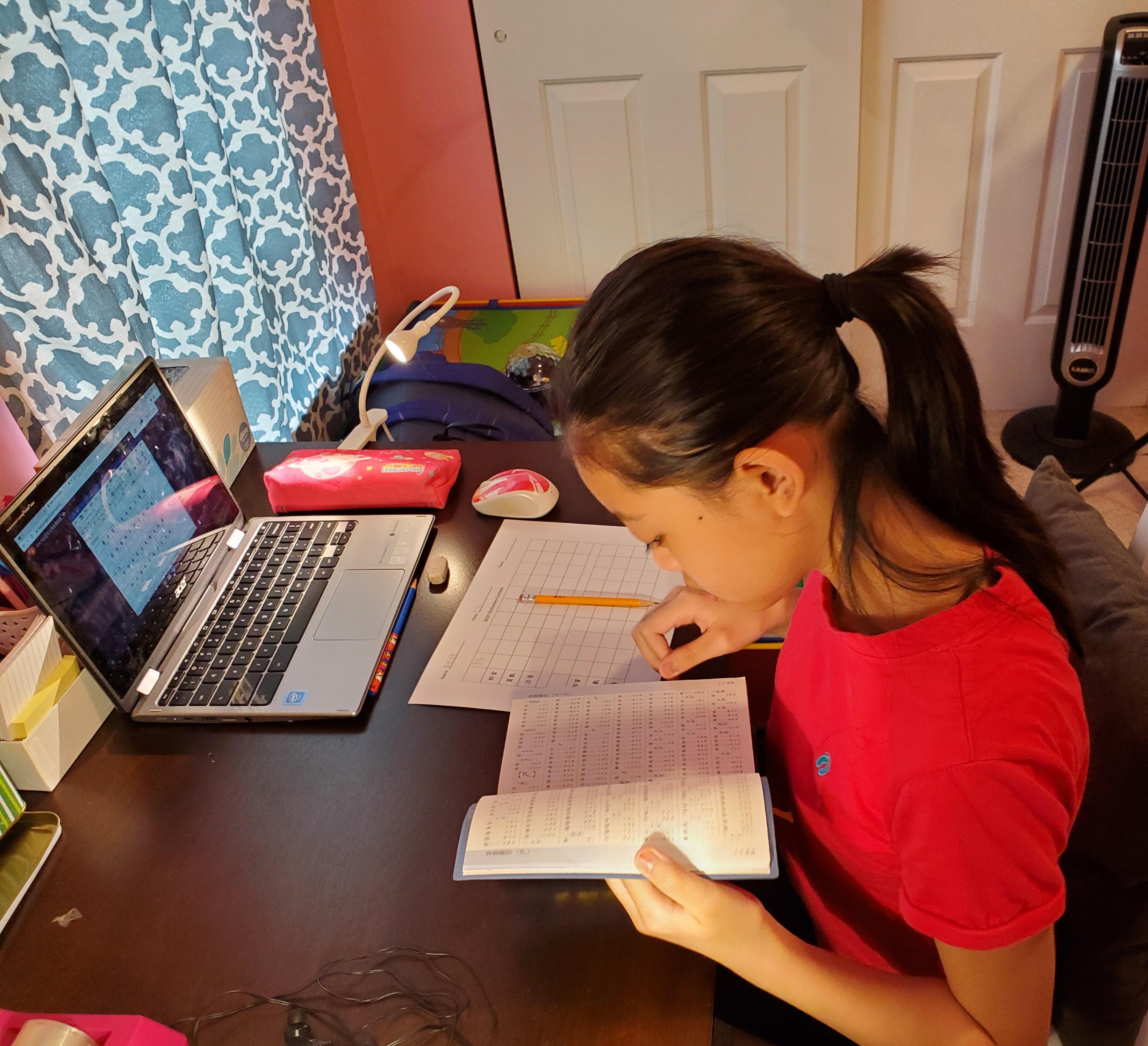 孩子正認真地參加查字典比賽