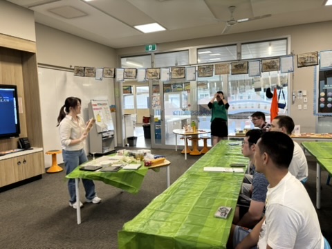 課堂講解與互動，學員專注聆聽中秋文化與月餅相關知識。