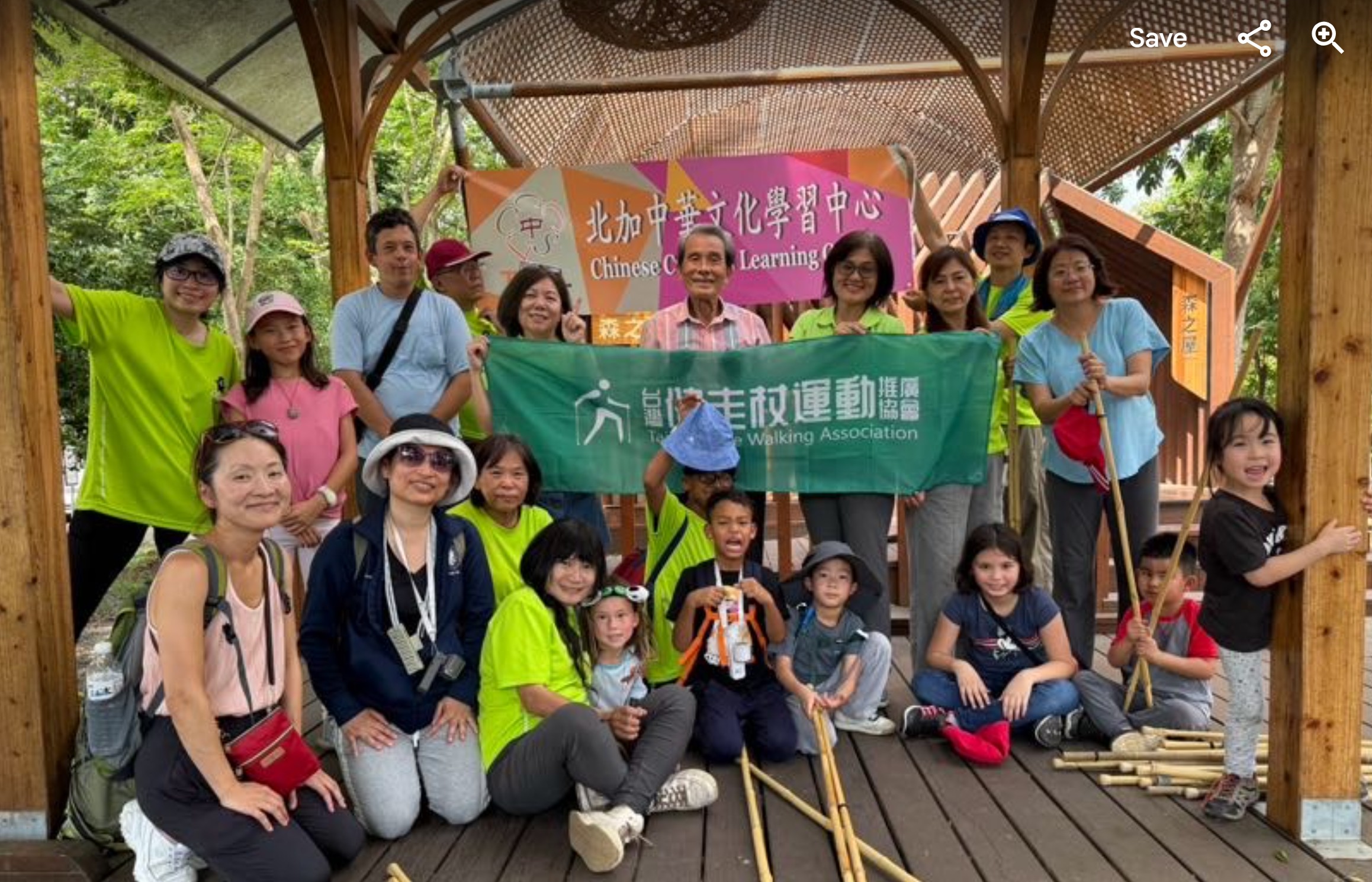 健走杖團練黃理事長以及東勢林區管理處陳奕煌處長為大家介紹肉桂純露的製作。