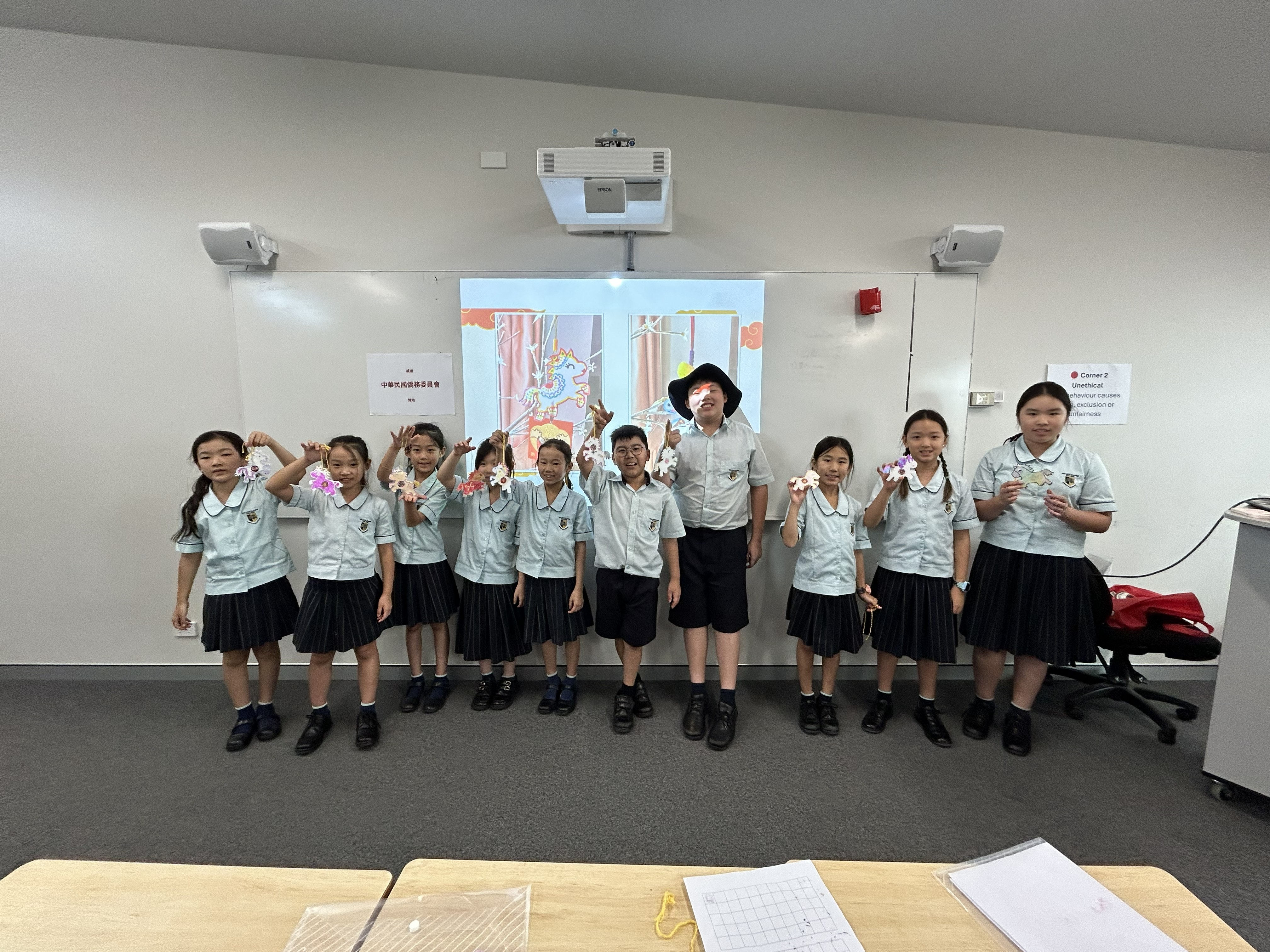 學生們開心地展示自己彩繪、獨一無二的小馬，臉上充滿成就感。